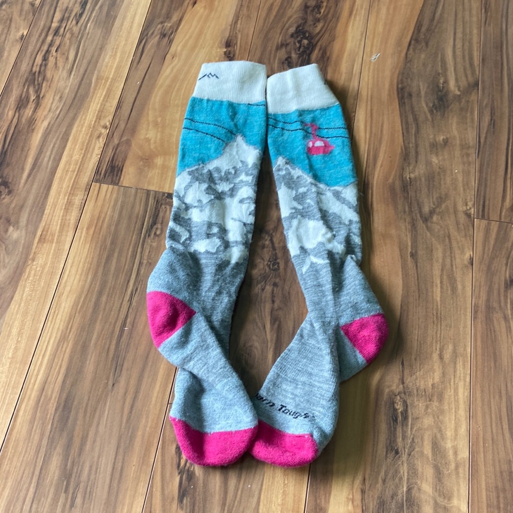 Darn Tough Yeti over the calf size small ski/snowboard sock